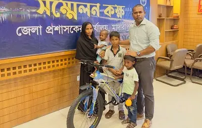 নিহত সৌদি প্রবাসীর ছেলে আবিরকে জেলা প্রশাসকের উপহার