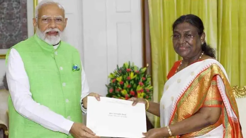 প্রধানমন্ত্রীর পদ থেকে পদত্যাগ করলেন মোদি