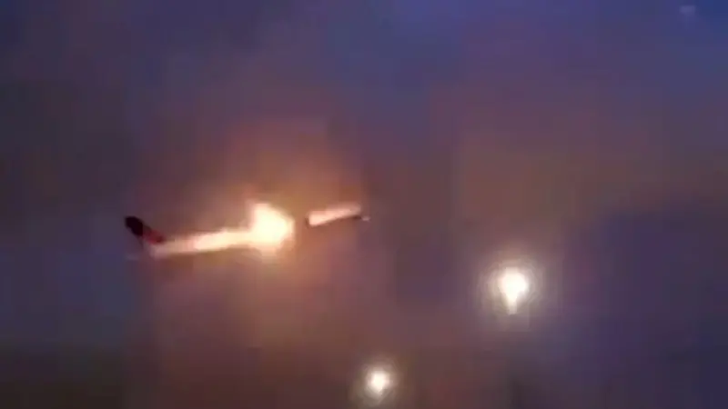 উড্ডয়নের পরই বিমানের ইঞ্জিনে আগুন