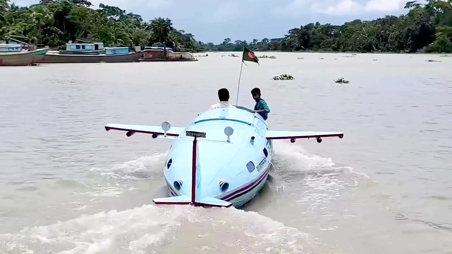 বরিশালের নদীতে চলছে ‘বিমান’