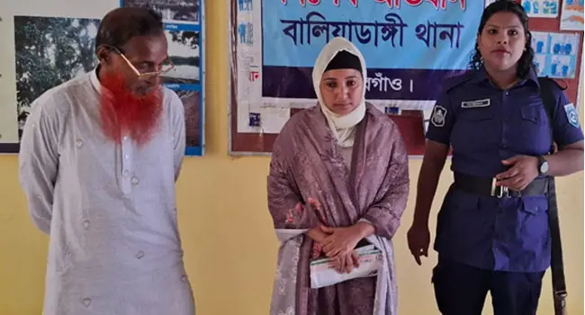 ফেসবুকে পরকীয়া প্রেম করে পালানো প্রবাসীর স্ত্রী আটক