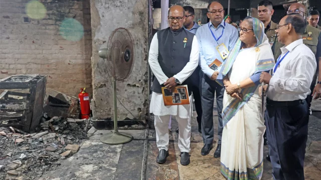 অশ্রুসিক্ত চোখে ক্ষতিগ্রস্ত সেতু ভবন ঘুরে দেখলেন প্রধানমন্ত্রী
