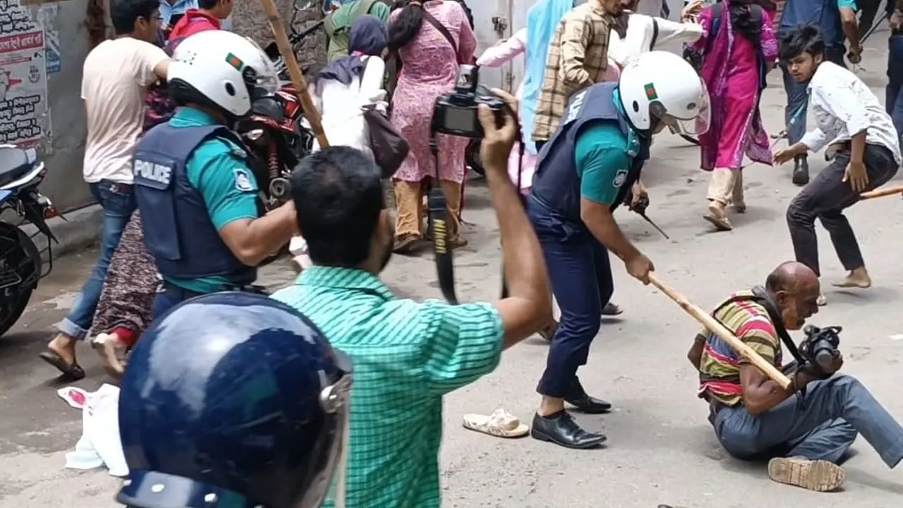 ছবি তোলায় সাংবাদিকদের পেটাল পুলিশ
