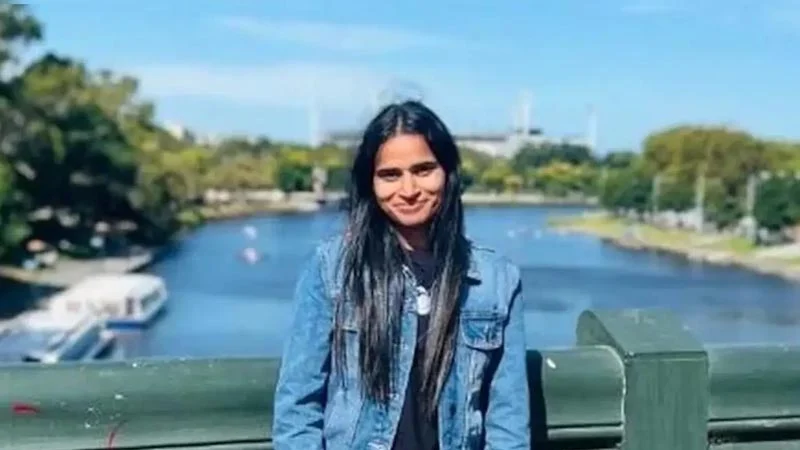 বিমানে সিটবেল্ট বাঁধার সময় মারা গেলেন প্রবাসী তরুণী