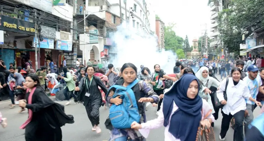 নিজেদের ছোড়া সাউন্ড গ্রেনেডে আহত পুলিশ আসামি হলেন শিক্ষার্থীরা