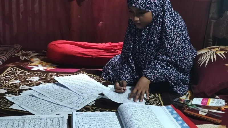 ৮ মাসে পবিত্র কোরআন হাতে লিখেছে স্কুলছাত্রী সোমা