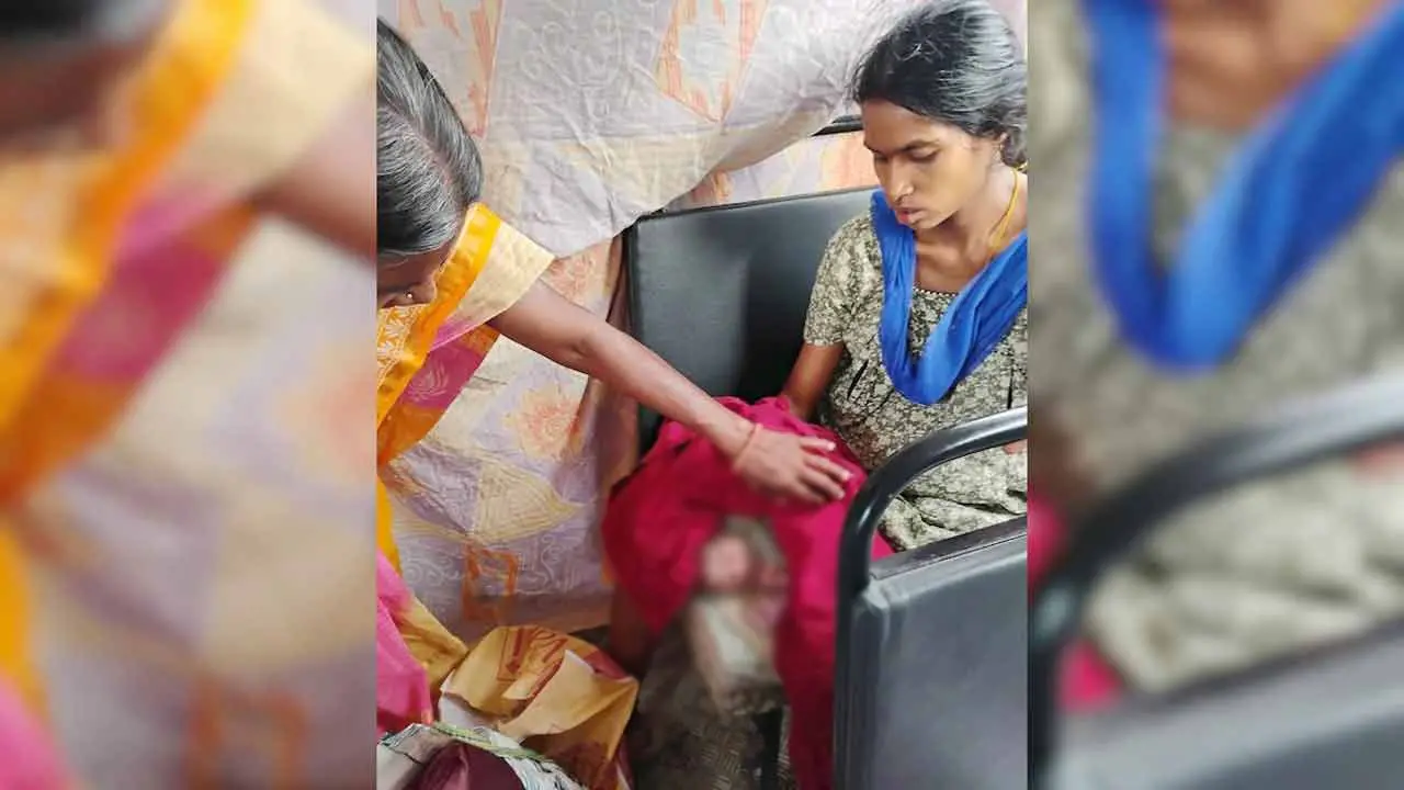 চলন্ত বাসে সন্তান প্রসব তরুণীর, এগিয়ে এলেন কন্ডাক্টর যাত্রীরা