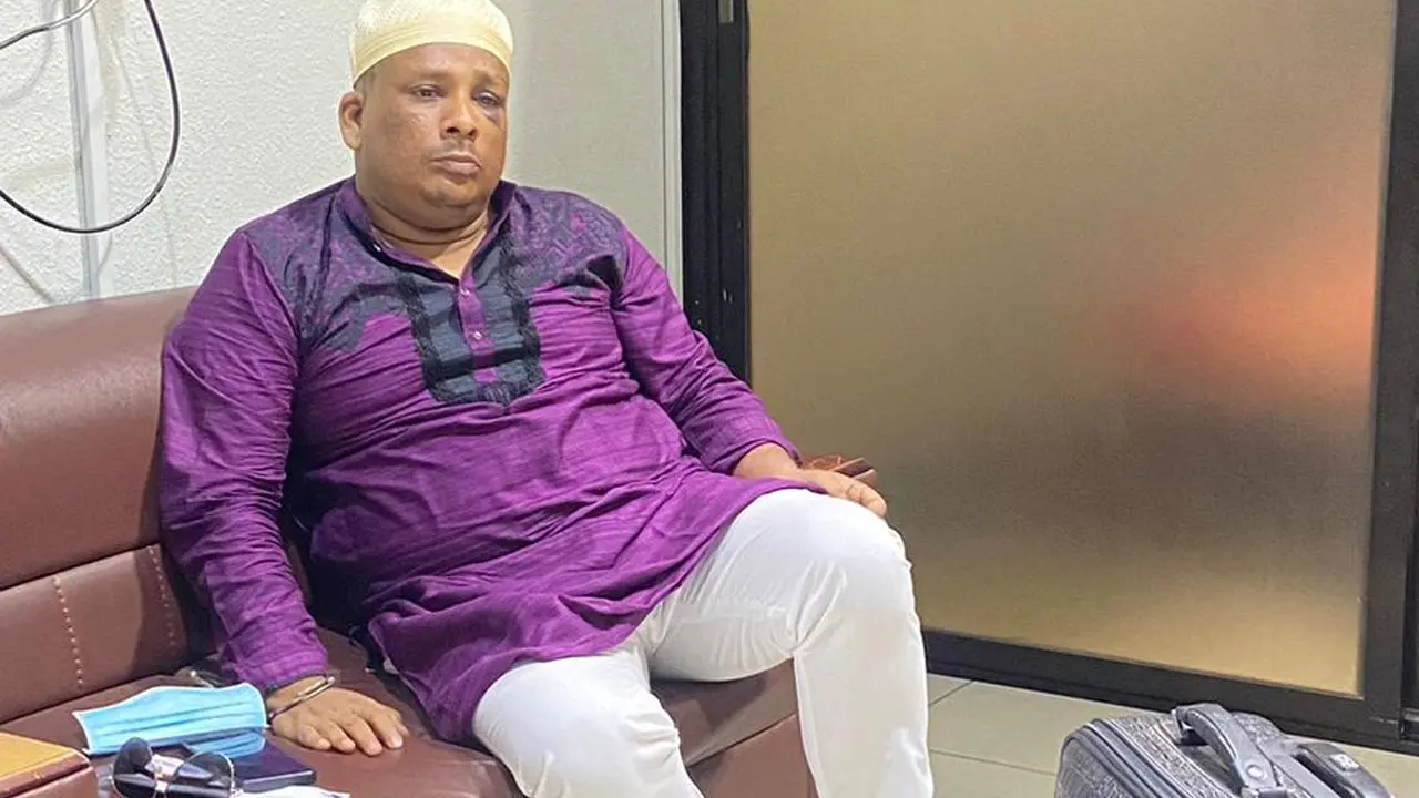 বিমানবন্দরে আটক স্বেচ্ছাসেবক লীগ নেতা