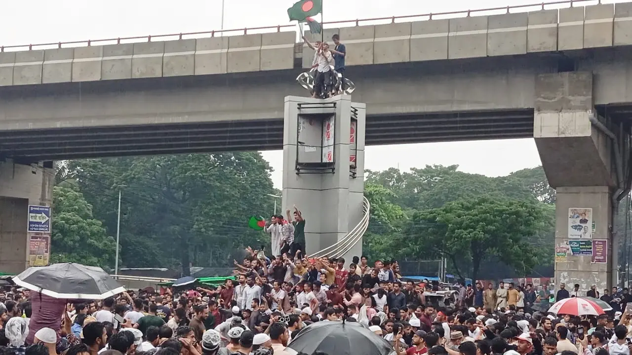 শিক্ষার্থীদের মিছিল থেকে ছাত্রলীগকে ধাওয়া