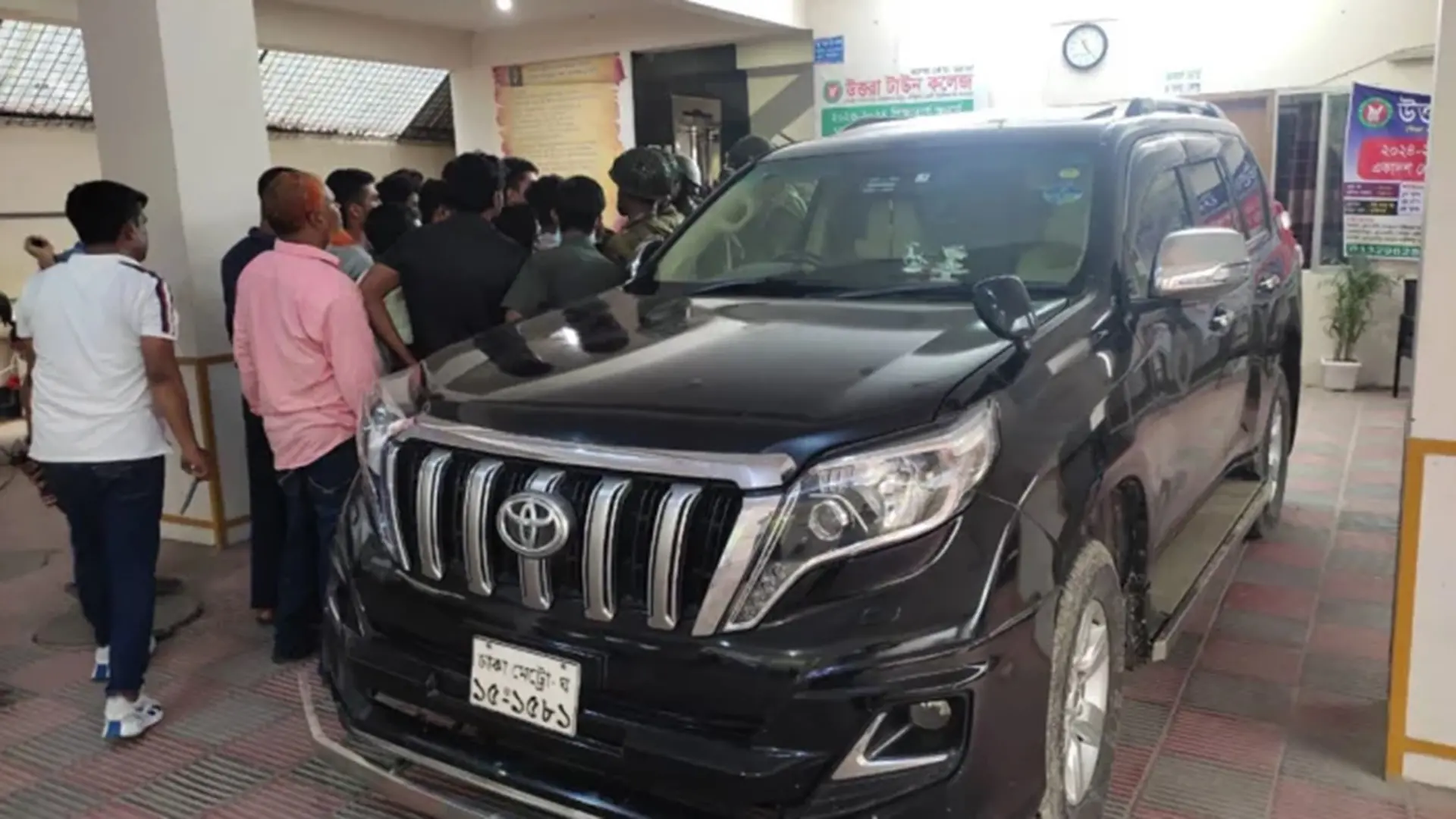 স্বরাষ্ট্র মন্ত্রণালয়ের স্টিকারযুক্ত গাড়িতে বস্তাভর্তি টাকা