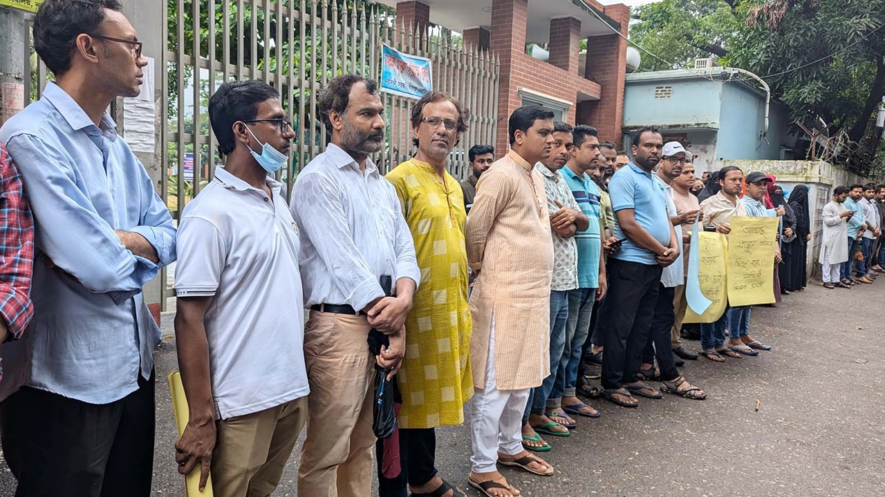 পুলিশ গুলি করলে তাদের সন্তানদের পড়াবেন না শিক্ষকরা