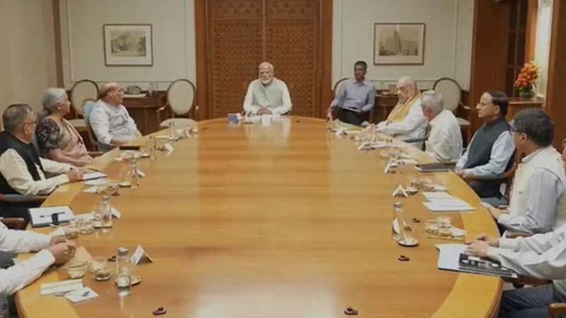 বাংলাদেশ পরিস্থিতি নিয়ে মোদির জরুরি বৈঠক