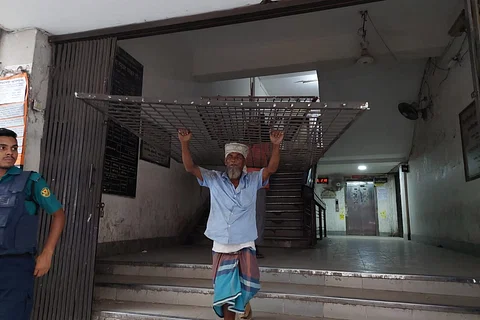 আদালত থেকে সরানো হচ্ছে লোহার খাঁচা