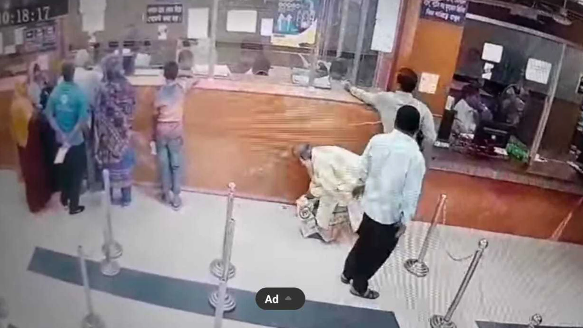 ব্যাংকের ভেতর থেকে অভিনব কায়দায় গ্রাহকের টাকা চুরি