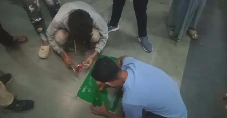 পশ্চিমবঙ্গে বাংলাদেশের পতাকা অবমাননা, আটক ৩