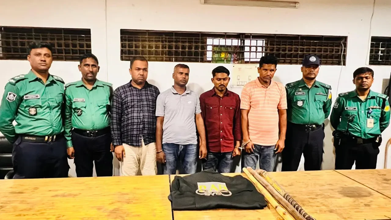 র্যাব পরিচয়ে দুর্ধর্ষ ডাকাতি: প্রবাসীর ১৯ লাখ টাকা লুট, ৮ জন গ্রেপ্তার