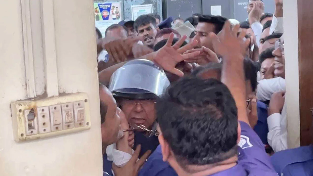 Former minister anisul haque slapped in court premises