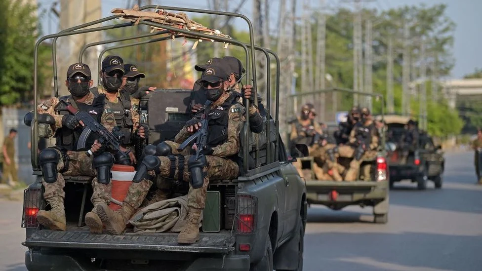 Massive gunfire kills 17 including army