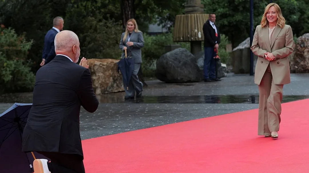 Albanian prime minister kneels to welcome meloni