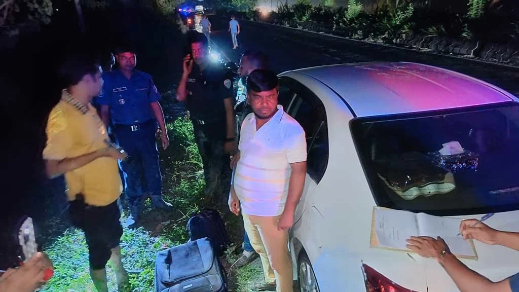 Expatriate's car robbed police fired shots during chase
