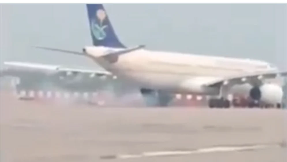 Hajj passenger plane in india suffers wheel failure, smoke and sparks seen