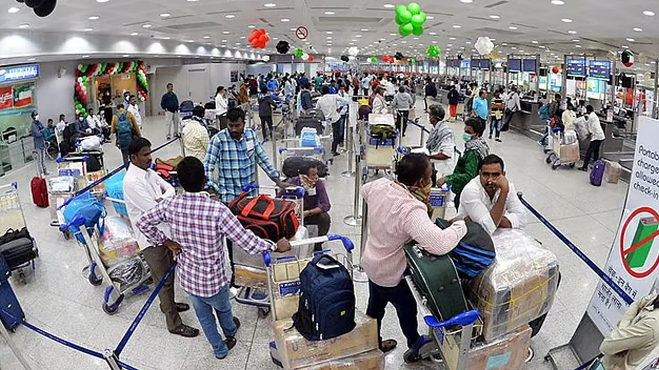 Kuwait deports thousands of expatriates