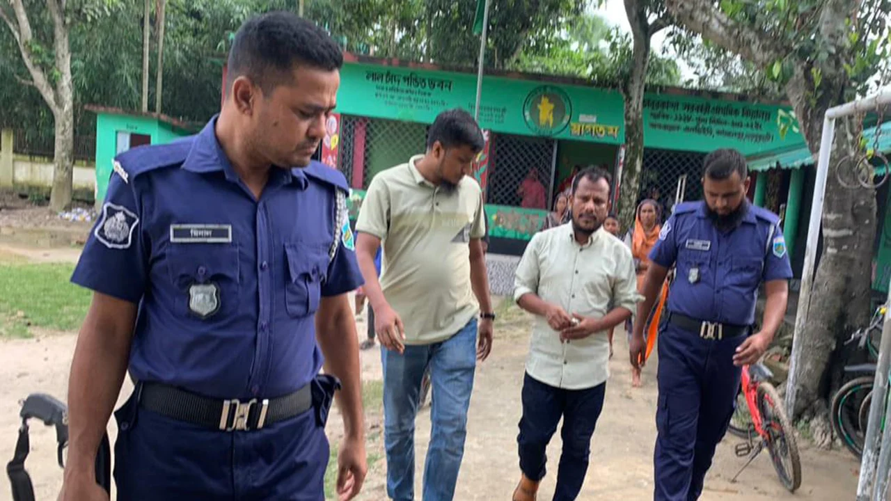 আবু সাঈদকে নিয়ে কটূক্তি, দপ্তরিকে পুলিশে দিল ছাত্ররা