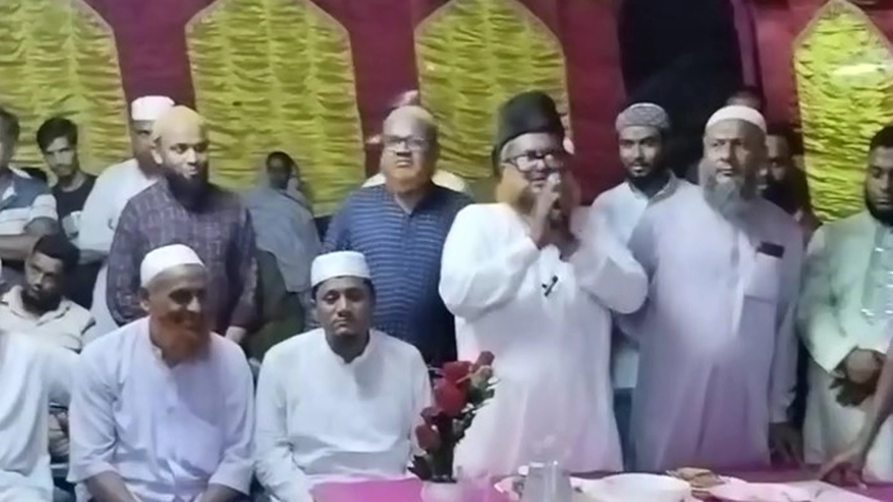 এবার পূজামণ্ডপে জামায়াতের কেন্দ্রীয় নেতার গীতা পাঠ
