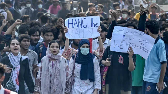 ক্যাম্পাসে ছাত্রী ধর্ষণের ঘটনায় স্কুল কলেজ বন্ধ