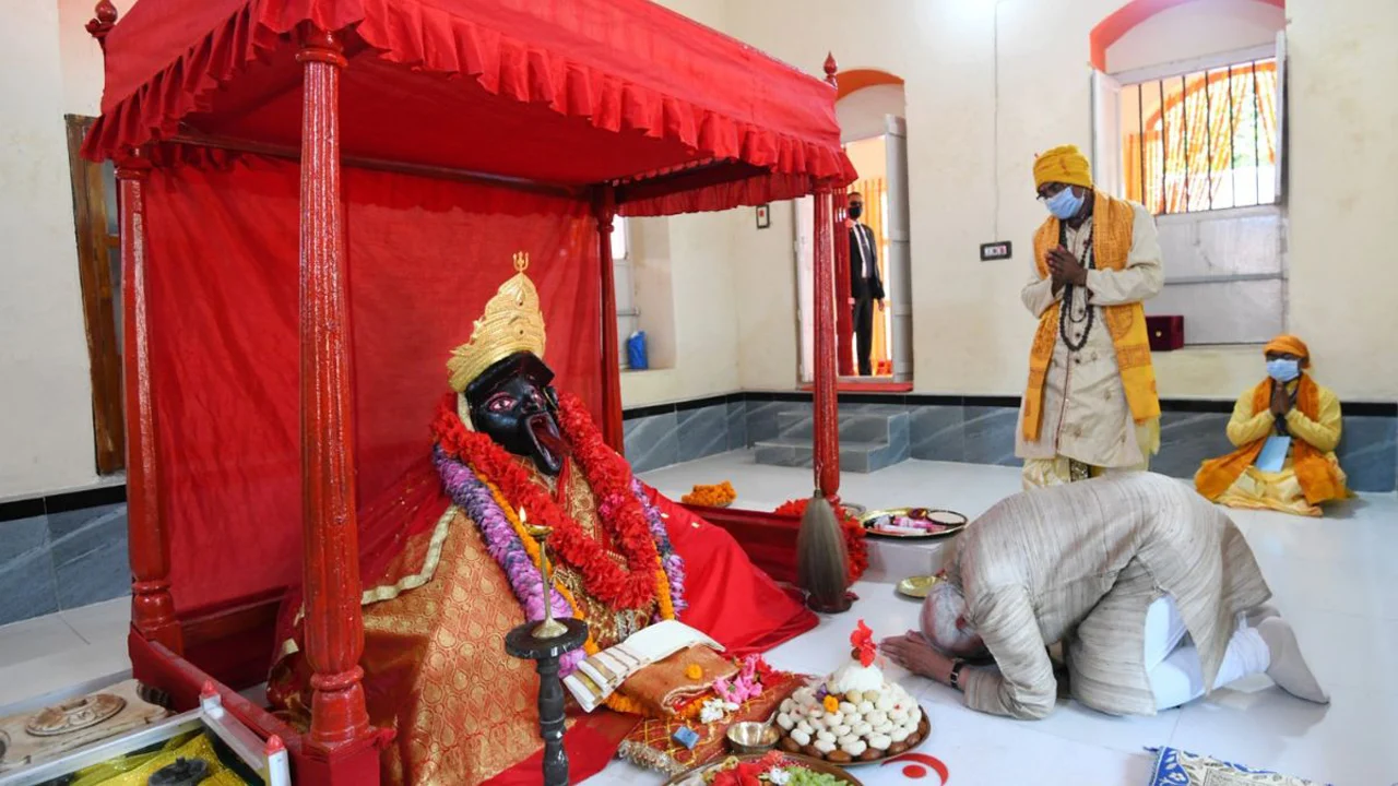 প্রধানমন্ত্রীর দেওয়া স্বর্ণের মুকুট উদ্ধার করতে পারলে পুরস্কার