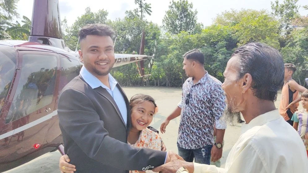 প্রবাসী ছেলেকে হেলিকপ্টারে বাড়িতে আনলেন বাবা