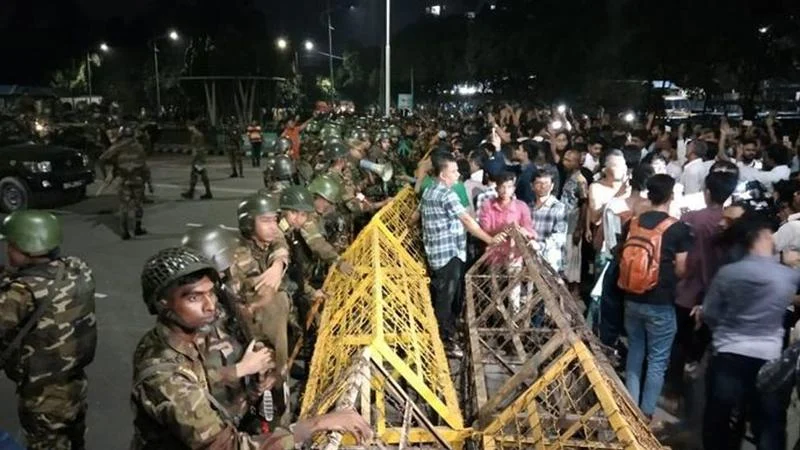 বঙ্গভবনের সামনে এক শিক্ষার্থীসহ ২ জন গুলিবিদ্ধ