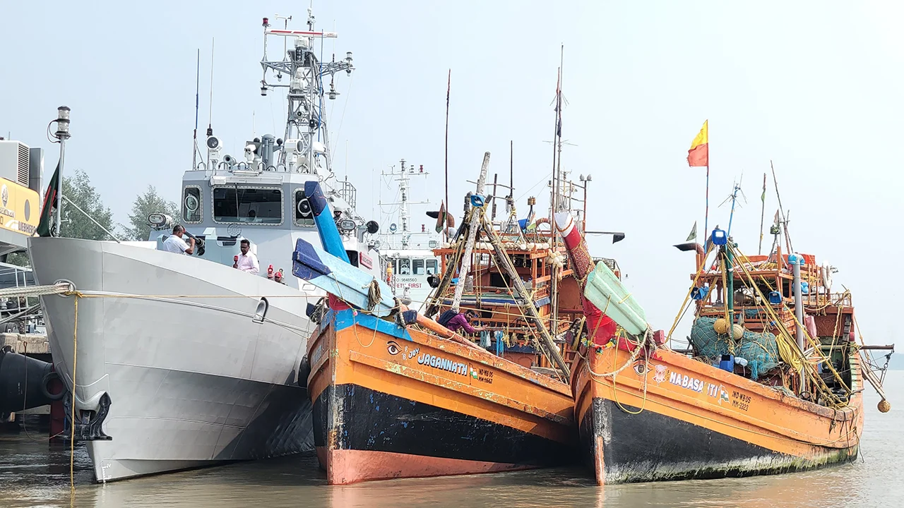 বাংলাদেশের জলসীমায় ইলিশ ধরায় ৩১ ভারতীয় জেলে আটক