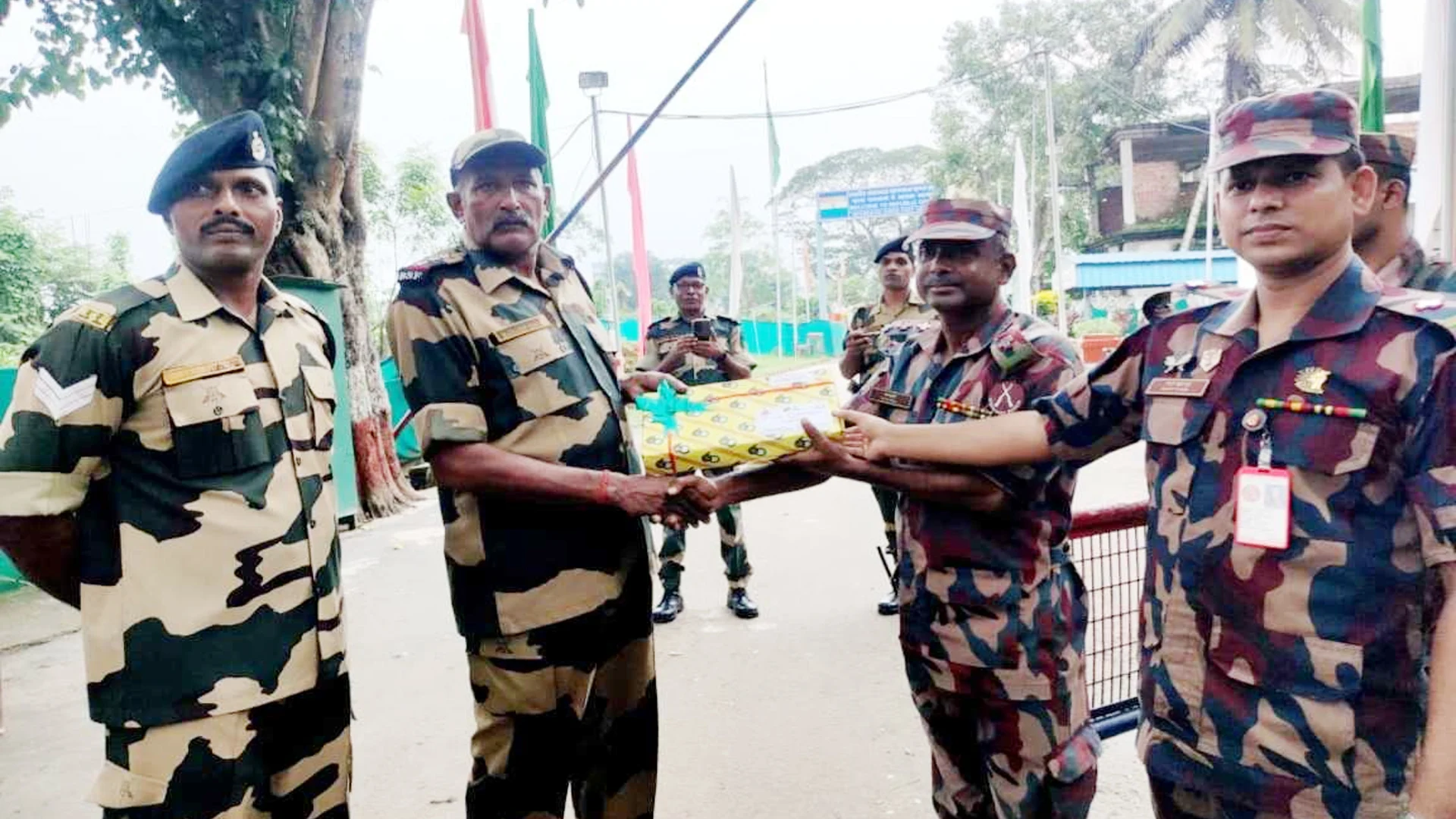 ভারতীয় সীমান্তরক্ষী বাহিনীকে মিষ্টি খাওয়ালো বিজিবি