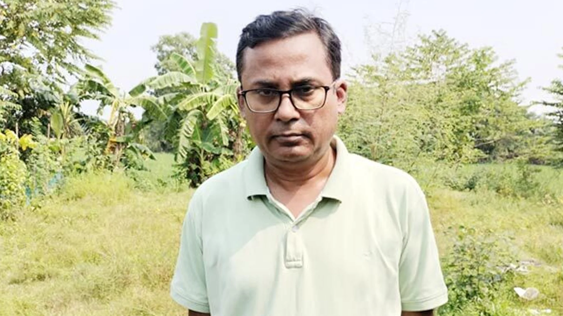 ভারতে পালানোর সময় যুগ্ম সচিব আটক