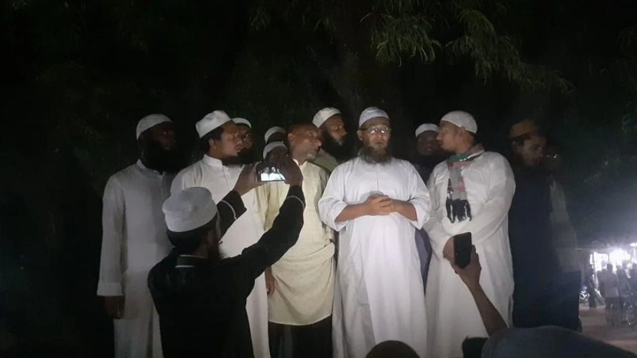 মহানবীকে কটূক্তি করে কন্টেন্ট তৈরি, ৩ জনকে পুলিশে দিলেন মুসল্লিরা