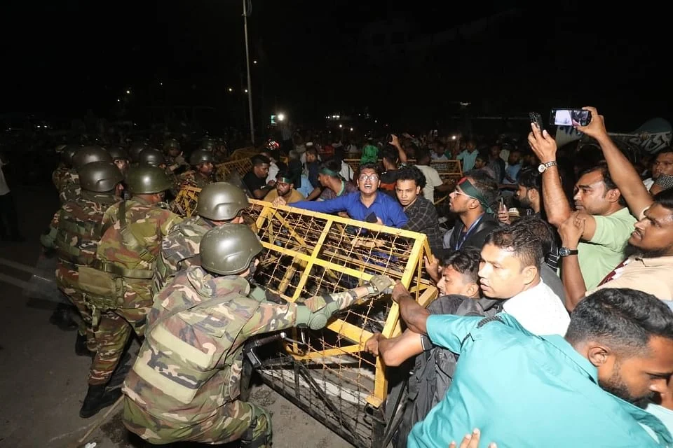 রাষ্ট্রপতির অপসারণ দাবিতে বিক্ষোভ, বিদায়ের ক্ষেত্র প্রস্তুত