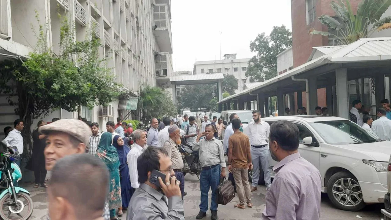 সচিবালয়ে আতঙ্ক বের হওয়ার অপেক্ষায় কর্মকর্তা কর্মচারীরা