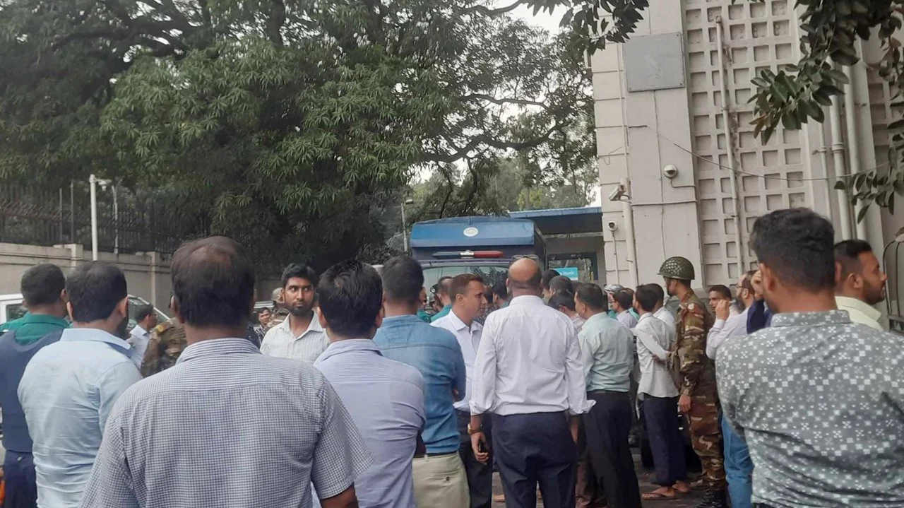 সচিবালয়ে ঢুকে পড়া অর্ধশতাধিক শিক্ষার্থী আটক