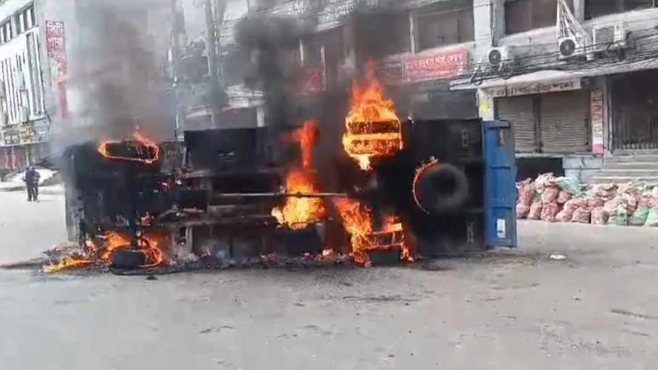 সেনাবাহিনী ও পুলিশের গাড়িতে আগুন, গুলিবিদ্ধ ২