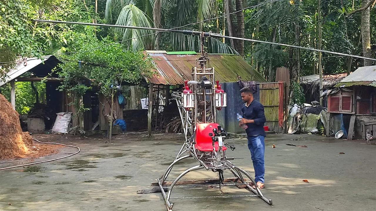 ২ লাখ টাকায় হেলিকপ্টার তৈরি করে চমক