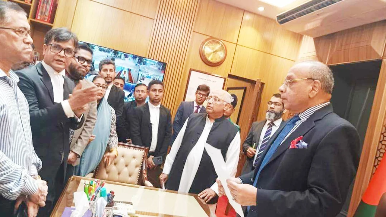৩০ বিচারপতির পদত্যাগ চেয়ে প্রধান বিচারপতিকে স্মারকলিপি