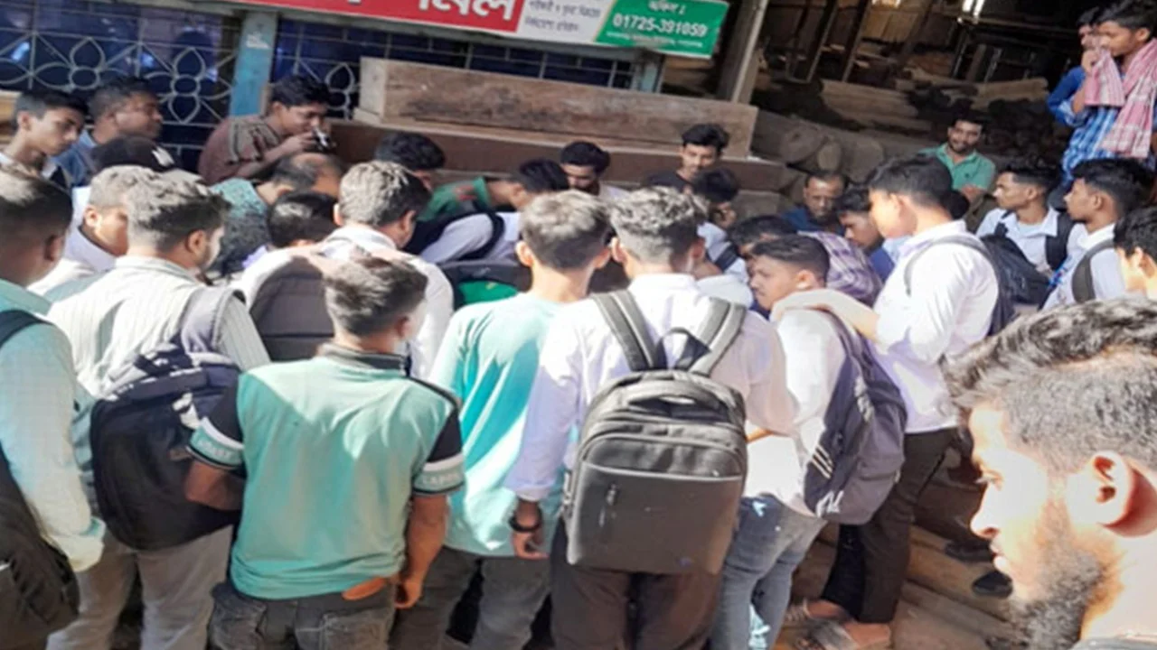 ছিনতাইকারী সন্দেহে পুলিশ সদস্যকে গণপিটুনি