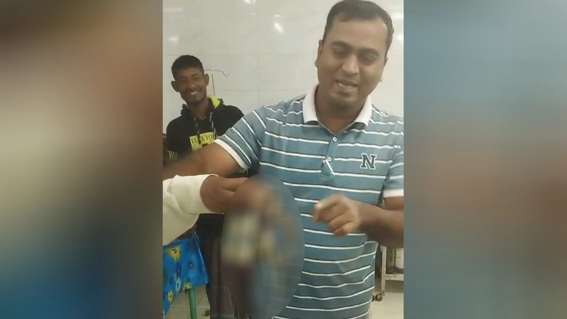 ছোবল খেয়ে জীবিত সাপ নিয়ে হাসপাতালে যুবক