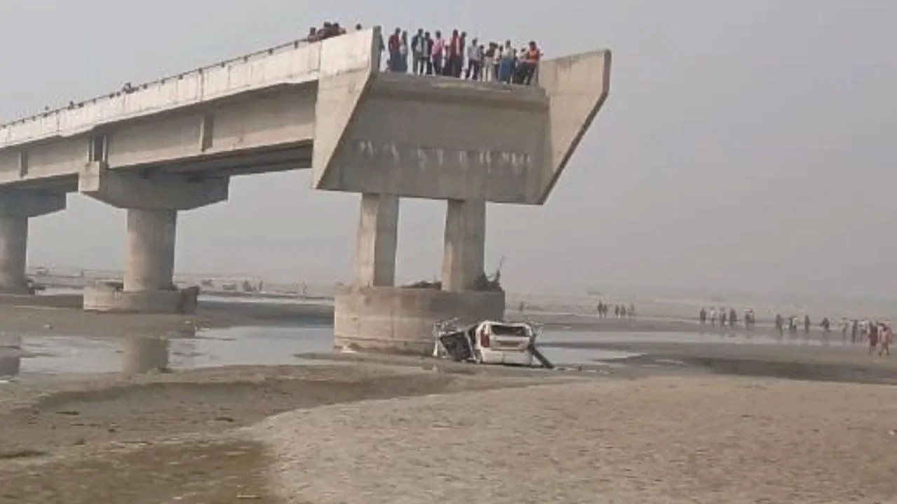 জিপিএসের দেখানো রাস্তায় চালাতে গিয়ে গাড়ি পড়ল নদীতে