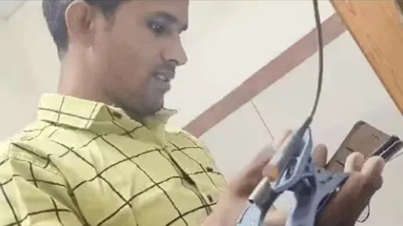 ডাক্তার না থাকায় ইউটিউব দেখে রোগীর ইসিজি করলেন ওয়ার্ড বয়