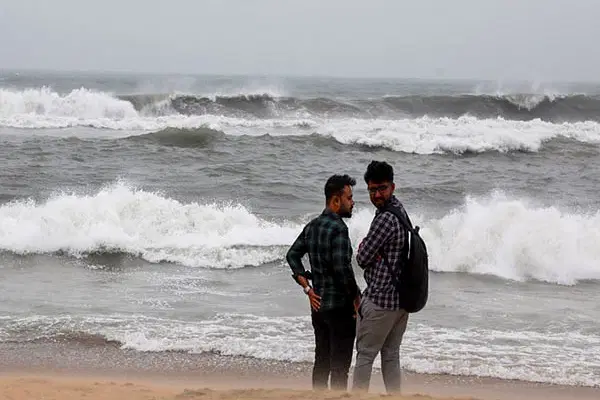 ধেয়ে আসছে ঘূর্ণিঝড় ‘ফেনজল’, ফ্লাইট চলাচলে বিঘ্ন