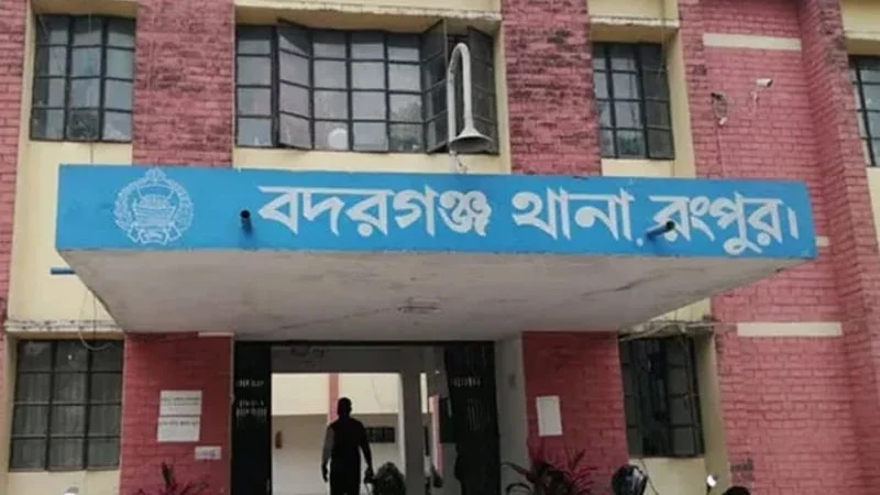 নারীকে টেনেহিঁচড়ে বাড়ি থেকে বের করে পেটানোর ভিডিও ভাইরাল, গ্রেপ্তার ২