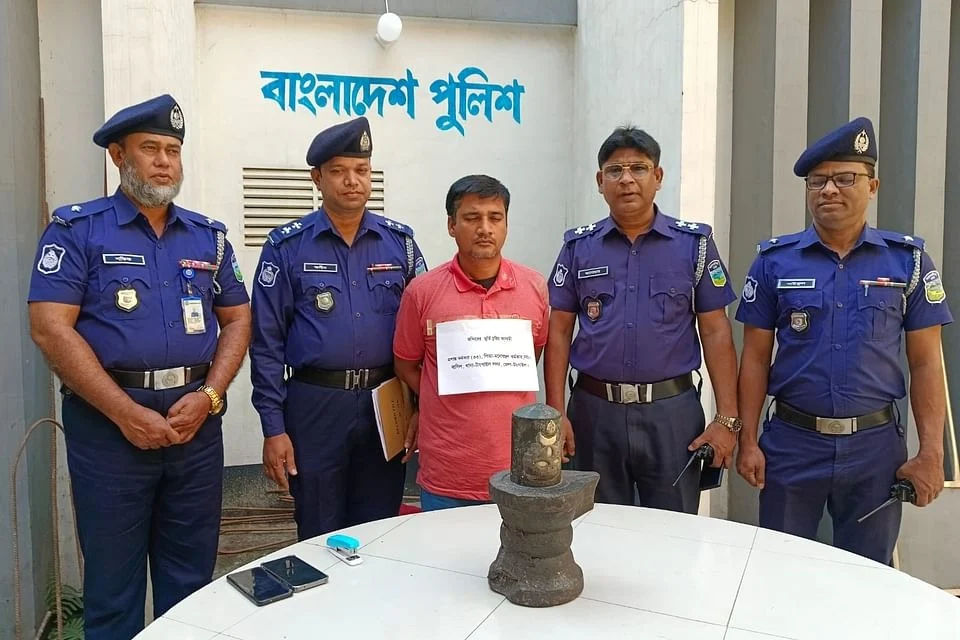 মন্দির থেকে শিবলিঙ্গ চুরি, হিন্দু যুবক গ্রেপ্তার