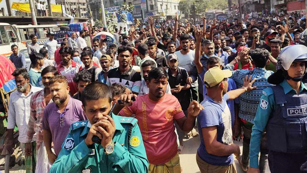 রাজধানীতে ব্যাটারিচালিত রিকশাচালকদের সড়ক অবরোধ, পুলিশের সঙ্গে সংঘর্ষ